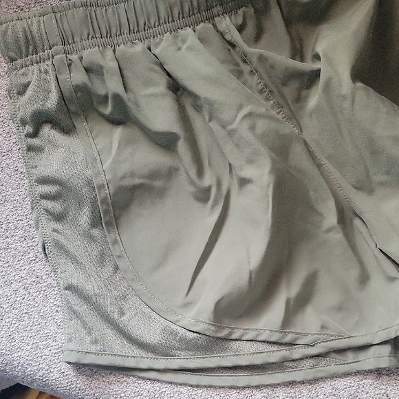 Nike Women's Olive Green Shorts Size S - Picture 9 of 10